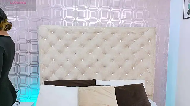 Sara Desire online show from 4, 10, 2025