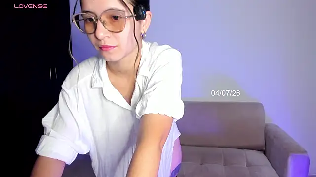 Snapshot of Lilacutte_ chatting on 4, 7, 2026 Lilacutte online show from 4, 7, 2026