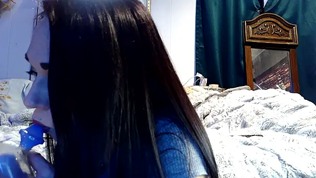 Genevieve143 online show from 2, 12, 2025