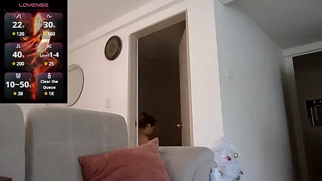 saramartinez1000 online show from 12, 12, 2024