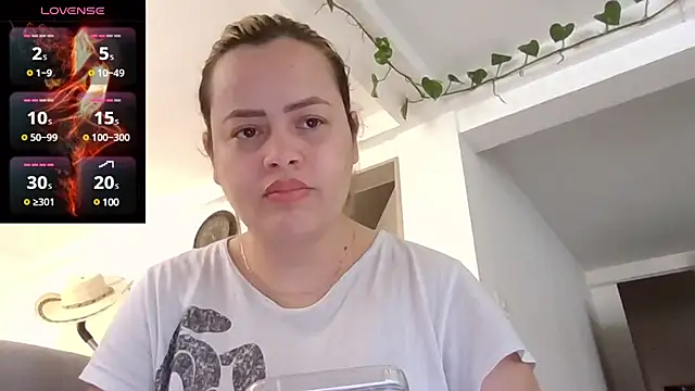 saramartinez1000 online show from 22, 1, 2025