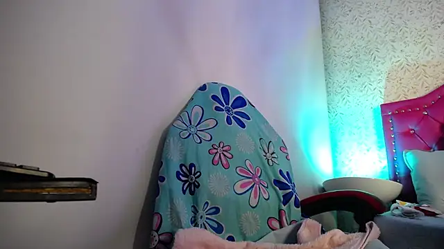 Snapshot of luly_pink chatting on 22, 4, 2026 luly pink online show from 22, 4, 2026