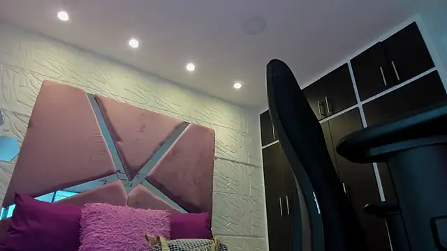 Charlotte Ice1 online show from 26, 2, 2025