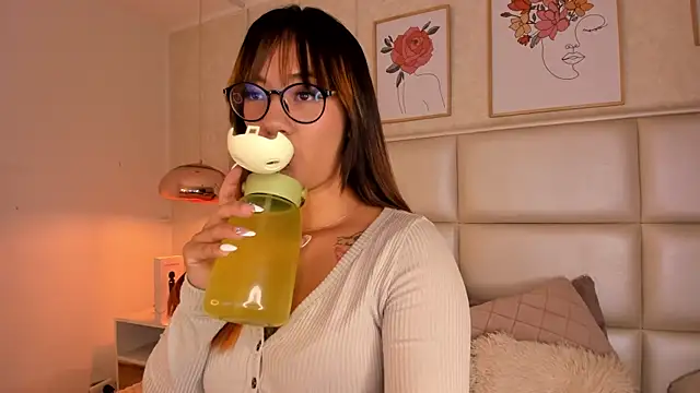 Snapshot of Aily_Yozuko chatting on 6, 10, 2025 Aily Yozuko online show from 6, 10, 2025