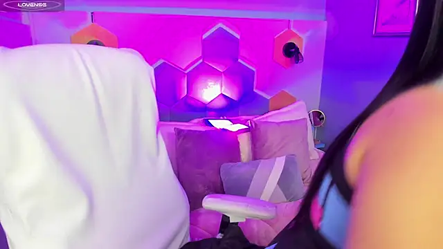 Hanna  Becker  online show from 24, 1, 2025