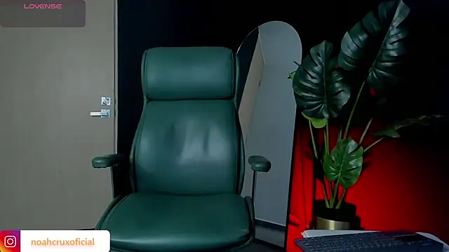 Snapshot of noah_crux chatting on 7, 7, 2026 noah crux online show from 7, 7, 2026