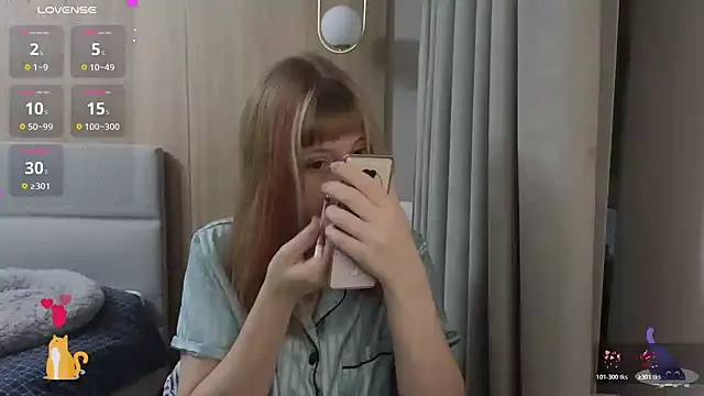 Snapshot of HermioneHHH chatting on 11, 11, 2025 HermioneHHH online show from 11, 11, 2025