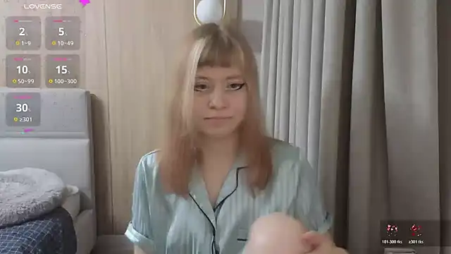 Snapshot of HermioneHHH chatting on 18, 11, 2025 HermioneHHH online show from 18, 11, 2025