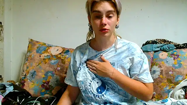 Snapshot of Sophie_Bell chatting on 4, 7, 2026 Sophie Bell online show from 4, 7, 2026