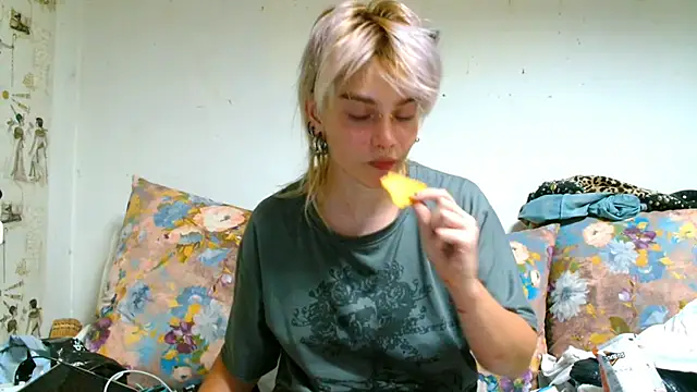 Snapshot of Sophie_Bell chatting on 5, 7, 2026 Sophie Bell online show from 5, 7, 2026