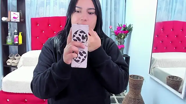 Cumming Tiffani online show from 17, 3, 2025