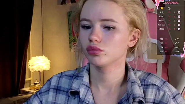 Snapshot of LexieLoree chatting on 8, 12, 2024 LexieLoree online show from 8, 12, 2024