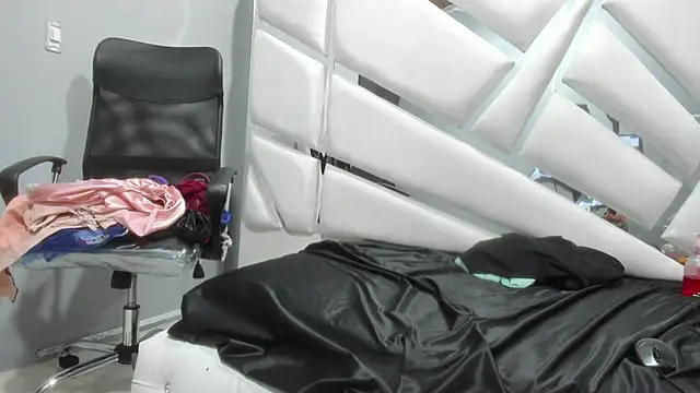 Snapshot of CooperEmma_ chatting on 8, 1, 2025 CooperEmma online show from 8, 1, 2025