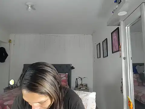 Corina hot online show from 4, 10, 2025