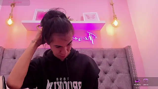 Mia thompson 19 online show from 5, 11, 2025