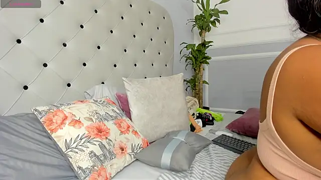 Snapshot of Yiseth_02 chatting on 15, 2, 2025 Yiseth 02 online show from 15, 2, 2025