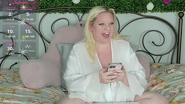 Snapshot of siennaxluxx chatting on 8, 5, 2026 siennaxluxx online show from 8, 5, 2026