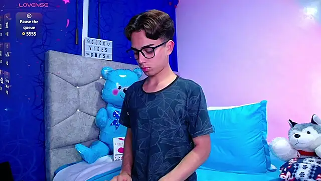 OwenBluee online show from 3, 12, 2024