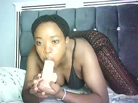 Snapshot of Cryaluna chatting on 8, 5, 2026 Cryaluna online show from 8, 5, 2026