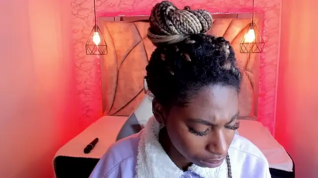 Snapshot of Queen_perla_ chatting on 8, 2, 2025 Queen perla online show from 8, 2, 2025
