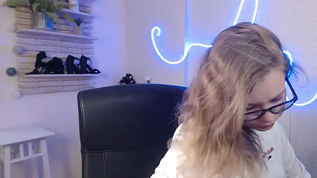 holly xglam online show from 14, 2, 2025