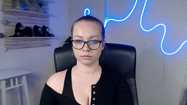 holly xglam online show from 20, 2, 2025