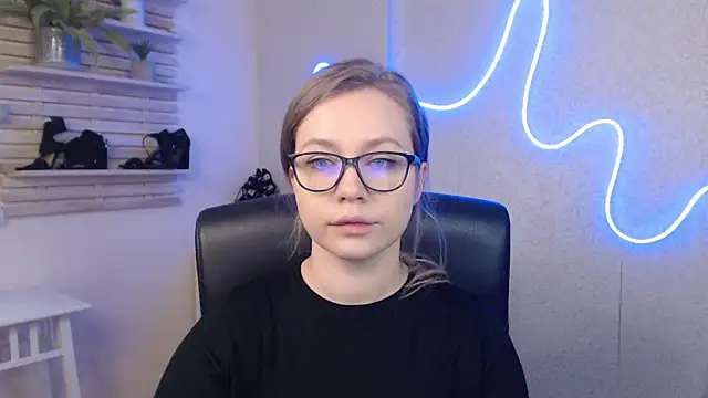 holly xglam online show from 7, 3, 2025