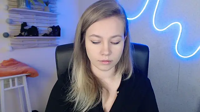 holly xglam online show from 13, 3, 2025