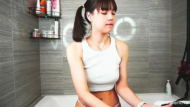 Snapshot of MaylienLove chatting on 4, 10, 2025 MaylienLove online show from 4, 10, 2025