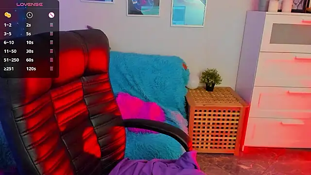 BellaTorne  online show from 4, 12, 2024