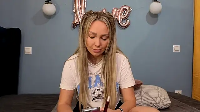 AnnaMaee online show from 28, 2, 2025