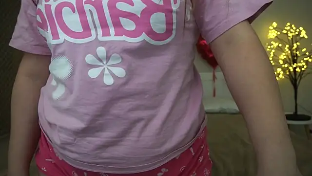 MagicPeachh  online show from 28, 2, 2025