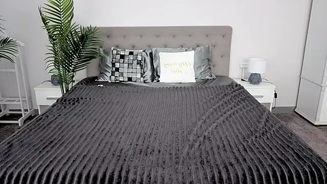 MagicPeachh  online show from 17, 3, 2026