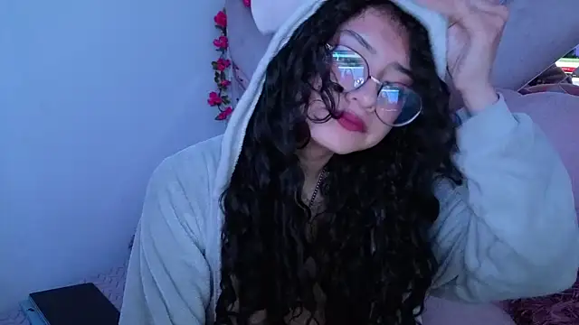 Snapshot of CherieCurl chatting on 19, 5, 2026 CherieCurl online show from 19, 5, 2026