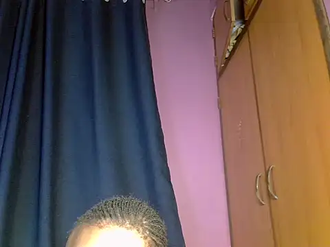 Snapshot of Queen_petite_ chatting on 3, 4, 2026 Queen petite online show from 3, 4, 2026