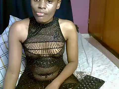 Snapshot of Queen_petite_ chatting on 6, 4, 2026 Queen petite online show from 6, 4, 2026