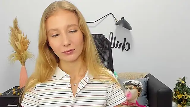 Snapshot of LolaWilsons chatting on 5, 1, 2025 LolaWilsons online show from 5, 1, 2025