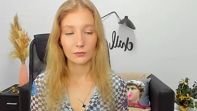 Snapshot of LolaWilsons chatting on 7, 1, 2025 LolaWilsons online show from 7, 1, 2025