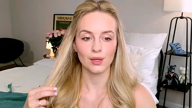 Snapshot of RozzitaBedberry chatting on 24, 9, 2025 RozzitaBedberry online show from 24, 9, 2025