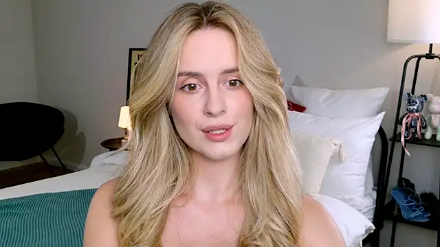 Snapshot of RozzitaBedberry chatting on 12, 10, 2025 RozzitaBedberry online show from 12, 10, 2025