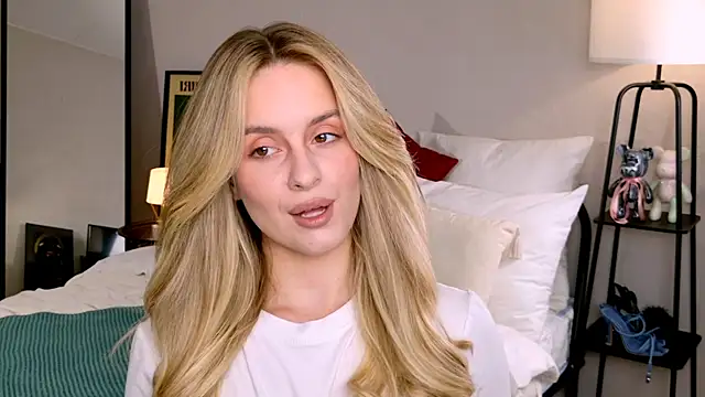 Snapshot of RozzitaBedberry chatting on 17, 10, 2025 RozzitaBedberry online show from 17, 10, 2025