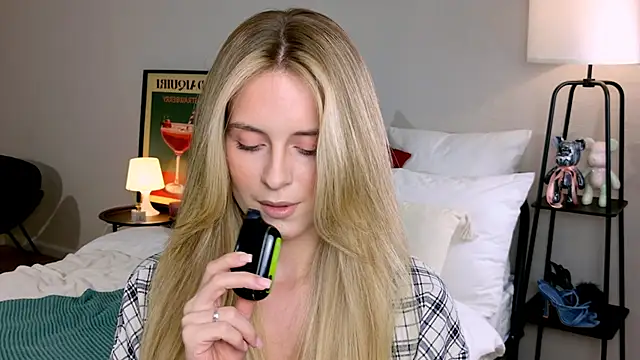 Snapshot of RozzitaBedberry chatting on 18, 10, 2025 RozzitaBedberry online show from 18, 10, 2025