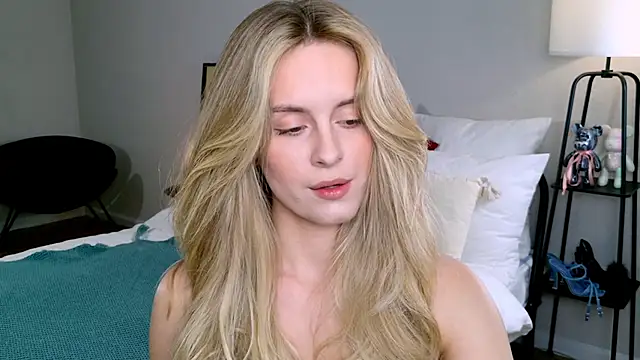 Snapshot of RozzitaBedberry chatting on 24, 10, 2025 RozzitaBedberry online show from 24, 10, 2025