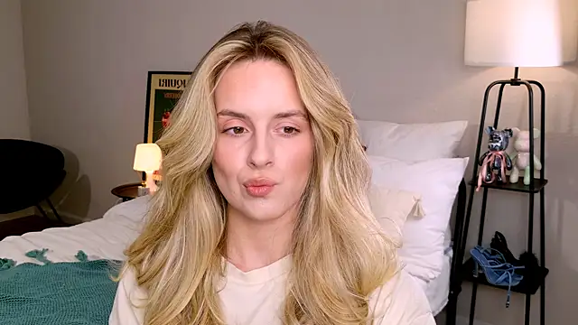 Snapshot of RozzitaBedberry chatting on 27, 10, 2025 RozzitaBedberry online show from 27, 10, 2025