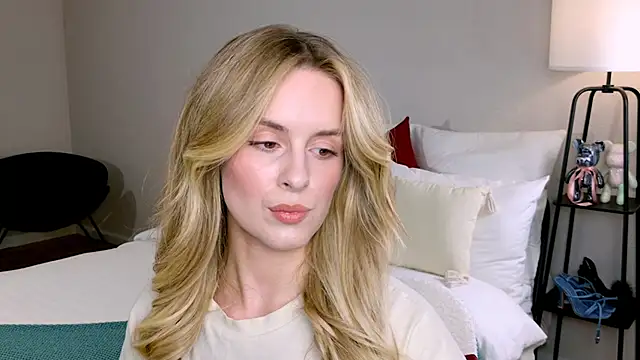 Snapshot of RozzitaBedberry chatting on 4, 11, 2025 RozzitaBedberry online show from 4, 11, 2025