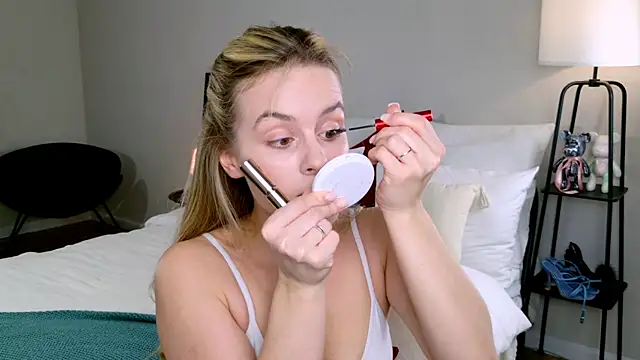 Snapshot of RozzitaBedberry chatting on 5, 11, 2025 RozzitaBedberry online show from 5, 11, 2025