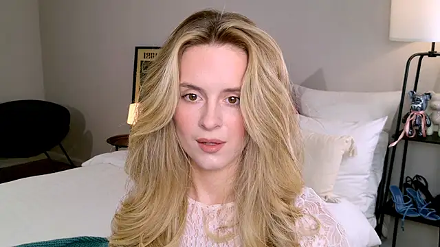 Snapshot of RozzitaBedberry chatting on 9, 11, 2025 RozzitaBedberry online show from 9, 11, 2025