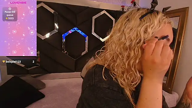 Haelycute online show from 2, 11, 2025