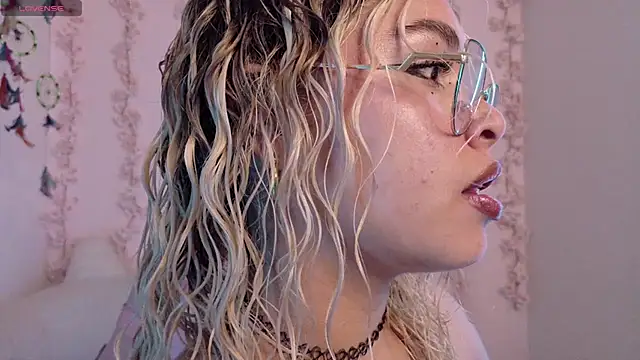 Haelycute online show from 19, 4, 2026