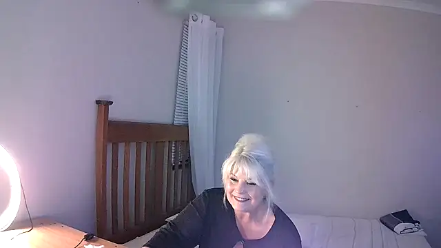 Snapshot of Miahotmilf chatting on 8, 2, 2025 Miahotmilf online show from 8, 2, 2025